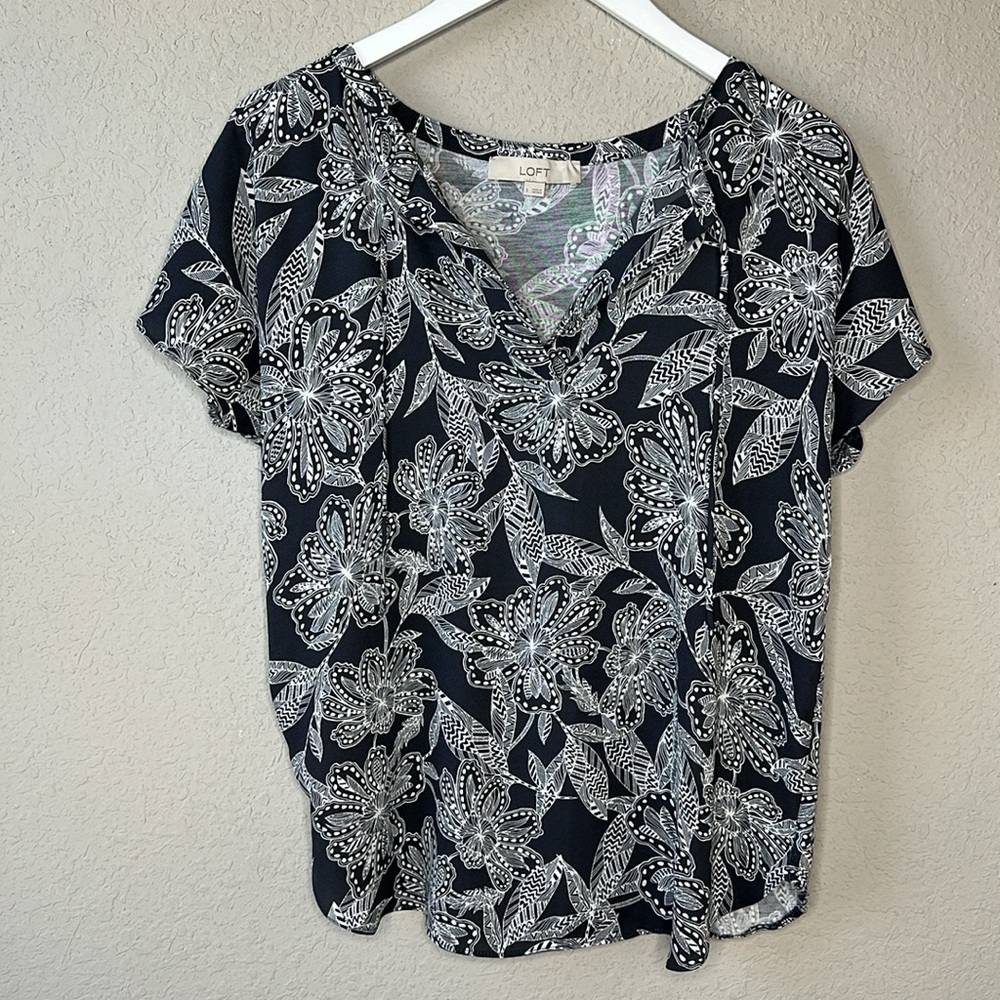 LOFT Mixed‎ Media Floral Print Split Neck Tie Closure Grey and White Top Size S